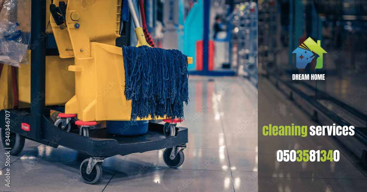 عمال تنظيف بالساعة