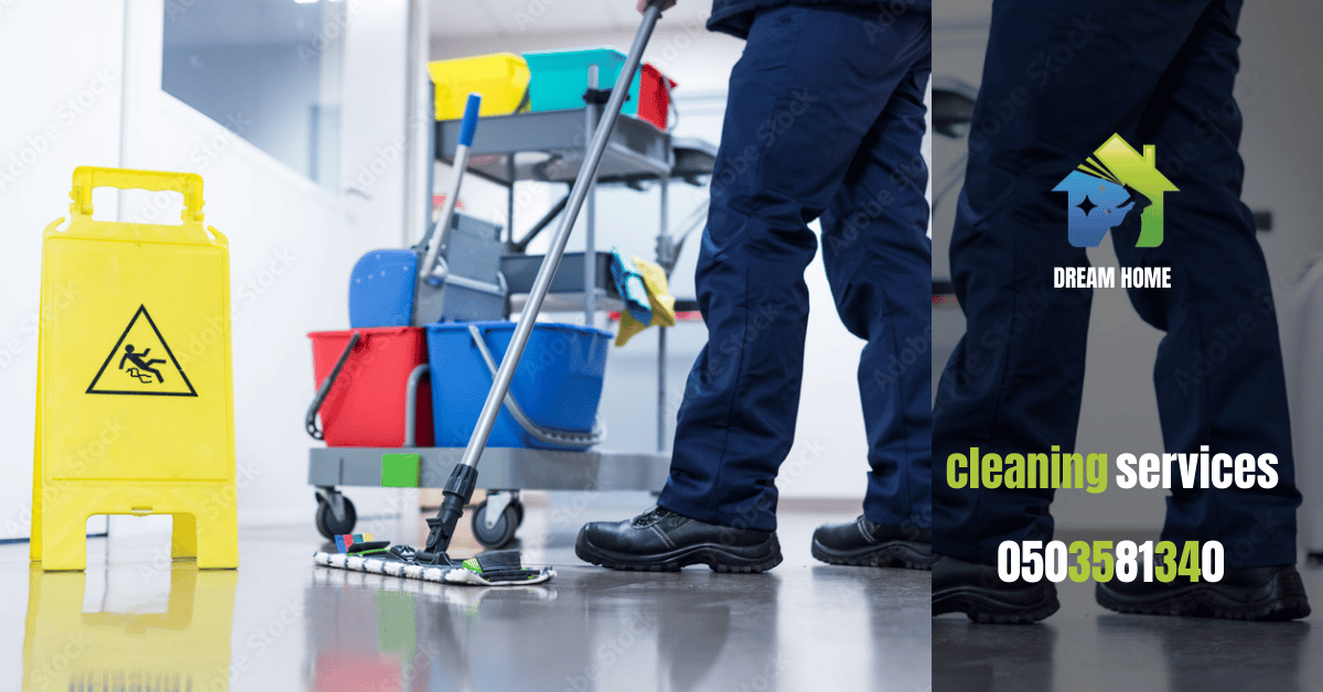 عمال تنظيف بالساعه