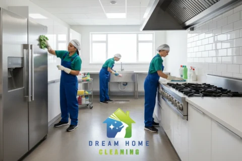 أفضل طريقة لتنظيف الأفران في مطابخ دبي